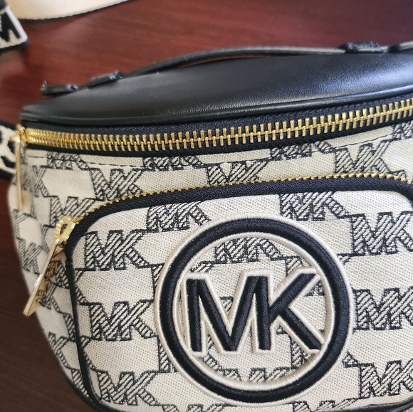 Michael Kors Erin Waistpack Fanny Crossbody - Picture 2 of 5